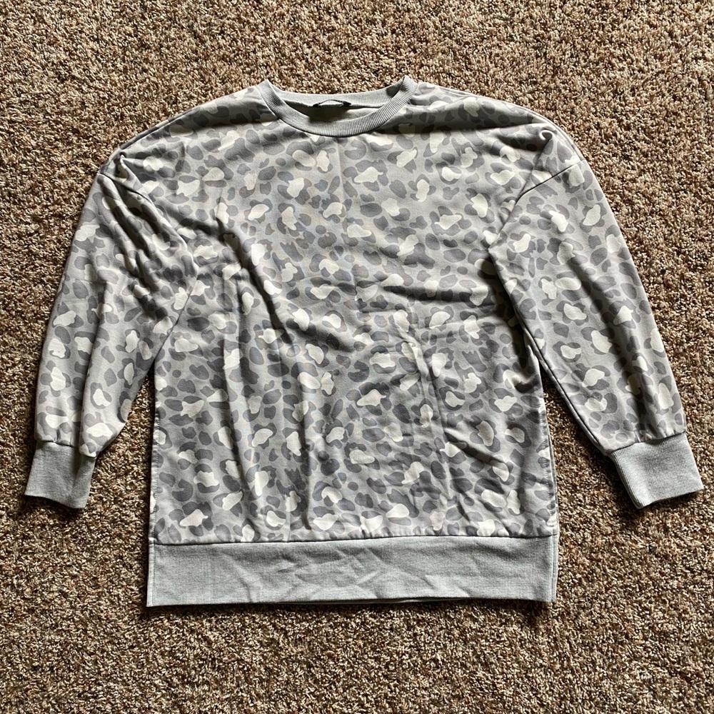 MEDIUM loose fitting cheetah print sweater